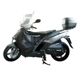 Coprigambe Termoscud R017, un coprigambe impermeabile con fodera termica. Utilizzato su scooter. Di Tucano Urbano.